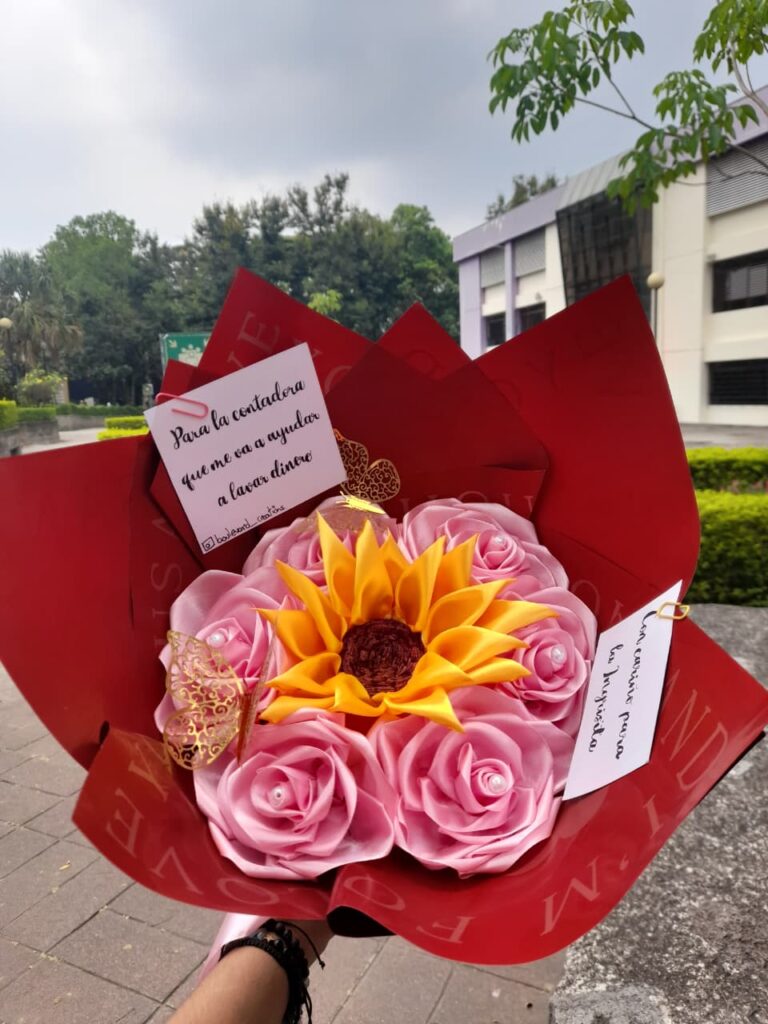 Flores artesanales con girasoles