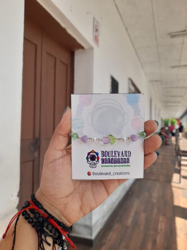 pulseras Pulsera artesanal con corazones lilas y hojas verdes,